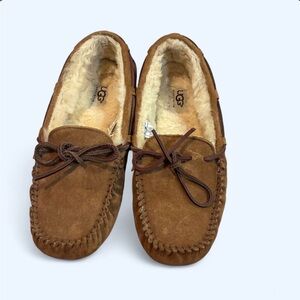UGG Australia Dakota slippers Sheepskin lined leather moccasins Like new size 8